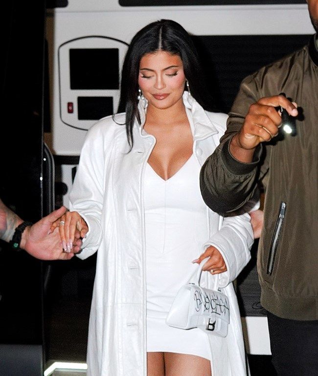 Kylie Jenner w ciąży w białym total looku