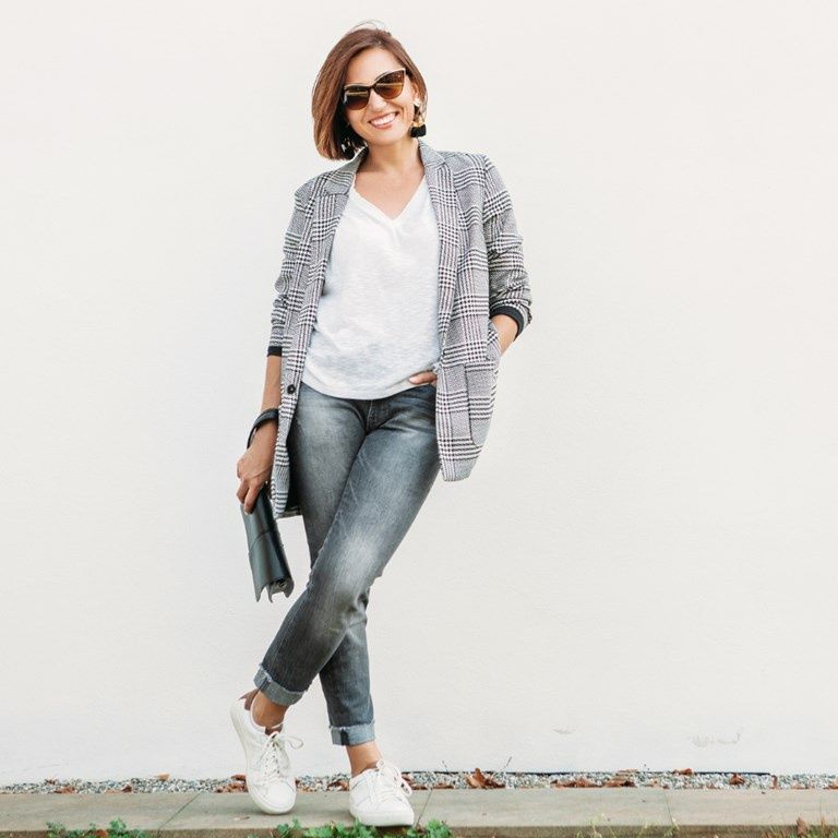 Kobieta w spodniach mom fit jeans i marynarce