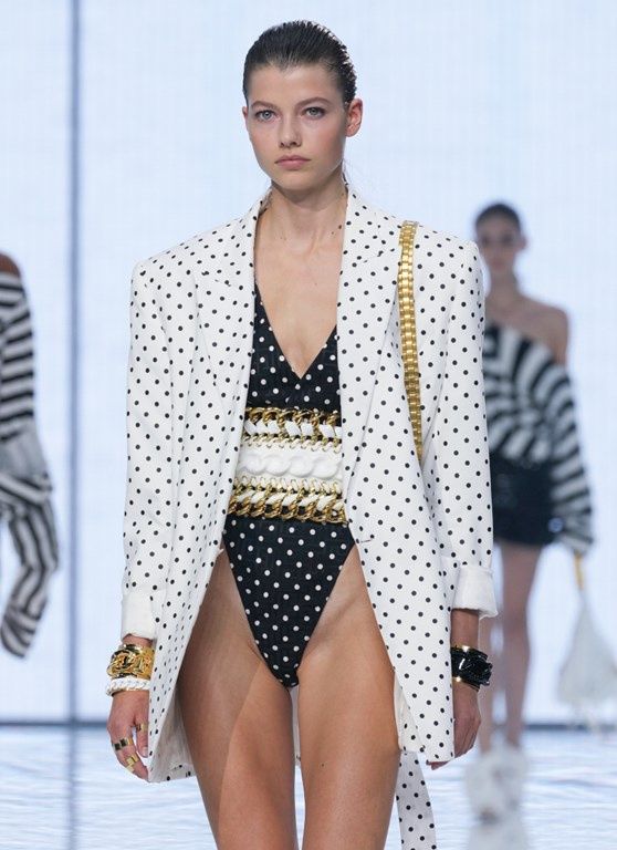 modne wzory wiosna-lato 2022: grochy z pokazu Balmain