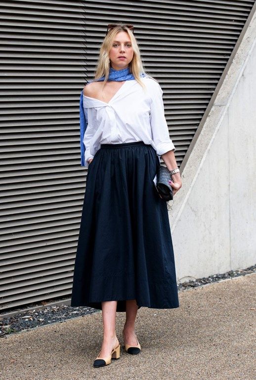 Buty Chanel w stylizacji ze spódnicą i koszulą.
