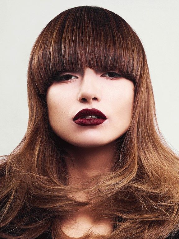 fryzura pociagla twarz modelujaca grzywka prosta geste wlosy