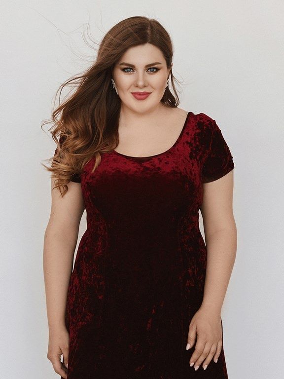 sukienka dla kobiety o figurza jablka plus size