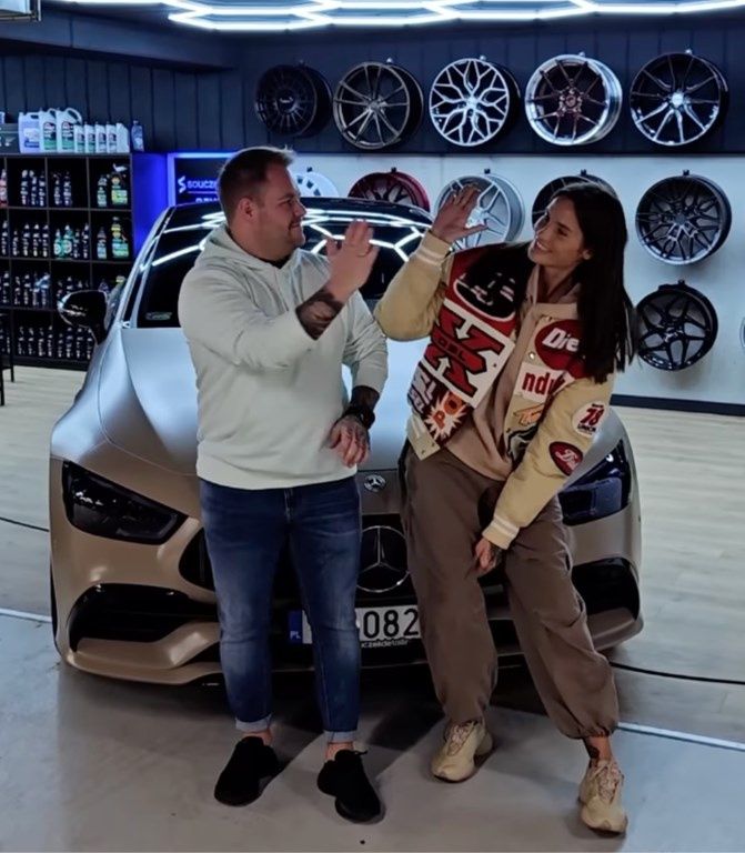 Karolina Gilon w baggy jeansach wygląda olśniewająco