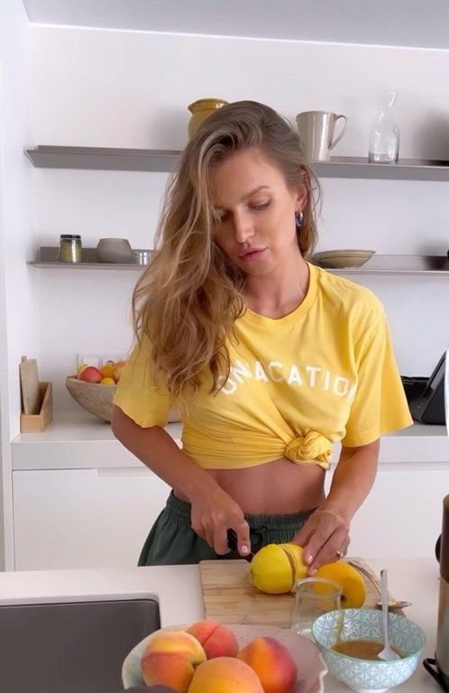 Anna Lewandowska nosi modny żółty T-shirt z napisem