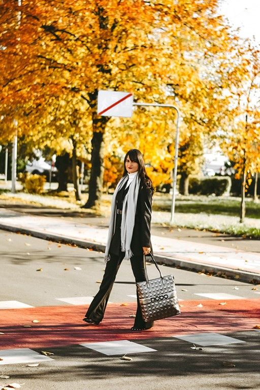 <p><strong>Shopper bag to jedna z najbardziej uniwersalnych i stylowych toreb, jakie możesz mieć w swojej szafie. Czy nadaje się tylko na zakupy? Absolutnie nie, do czego przekonuje blogerka </strong><strong>Sandra Wieczorek-Karczmarz, którą poprosiliśmy o podzielenie się z nami swoimi pomysłami na stylówkę z shopperką w roli głównej. </strong></p>