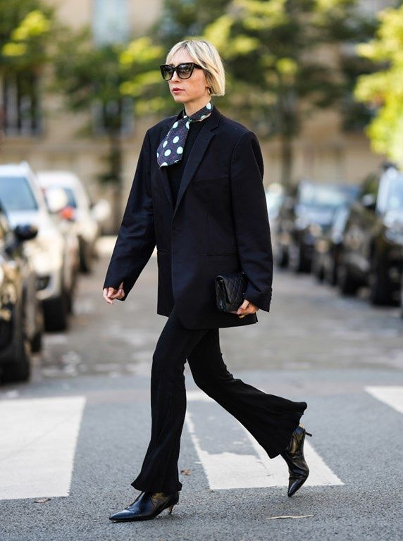 Czarne eleganckie dzwony damskie w stylizacji do biura