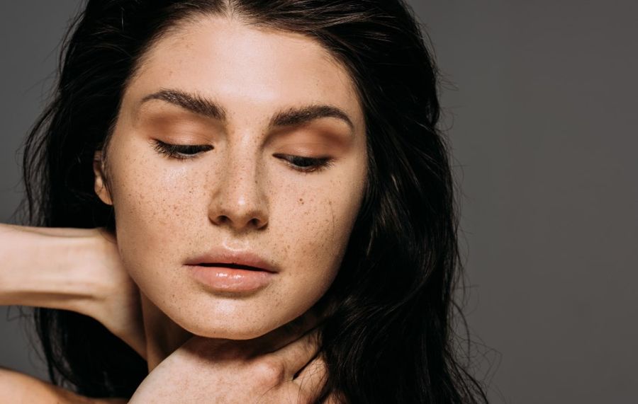 Fake freckles zrobisz także przy użyciu henny