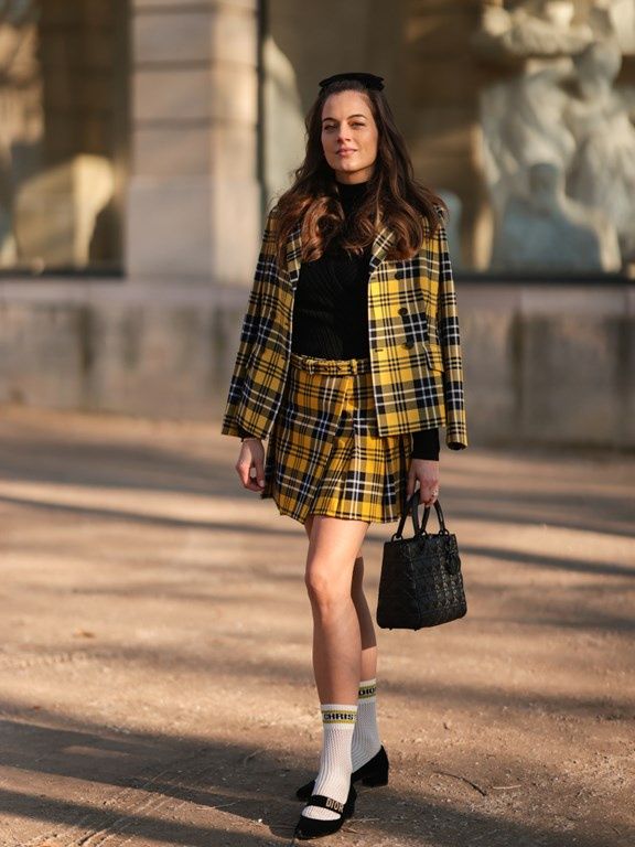 trendy 2022 w modzie: elegancja w biznesowym stylu, garsonka z mini spódnicą