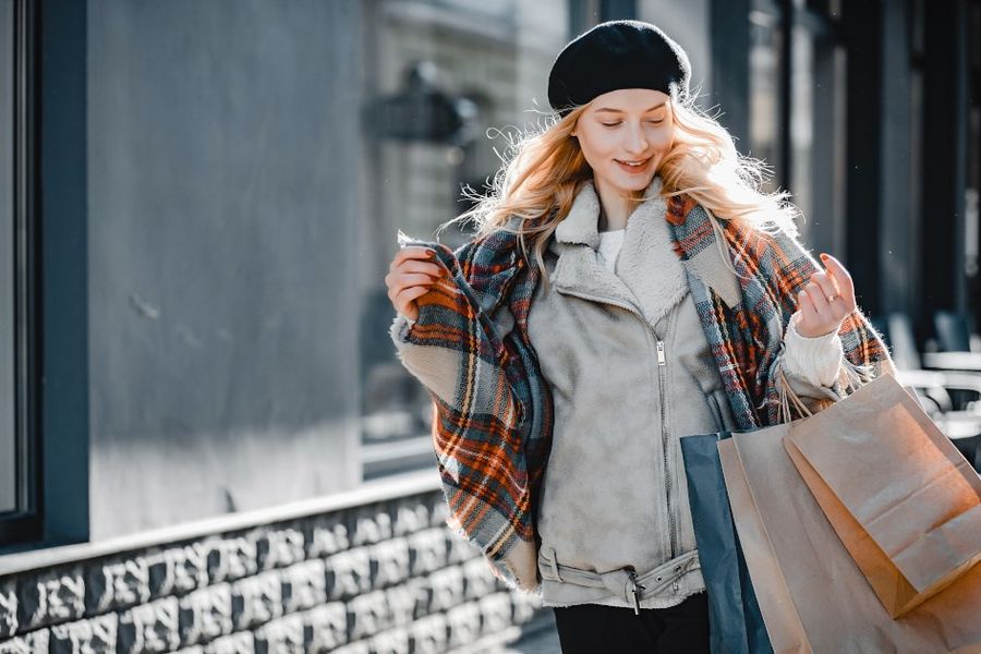 dziewczyna w szarej kurtce zimowej z kożucha na 2021/2022