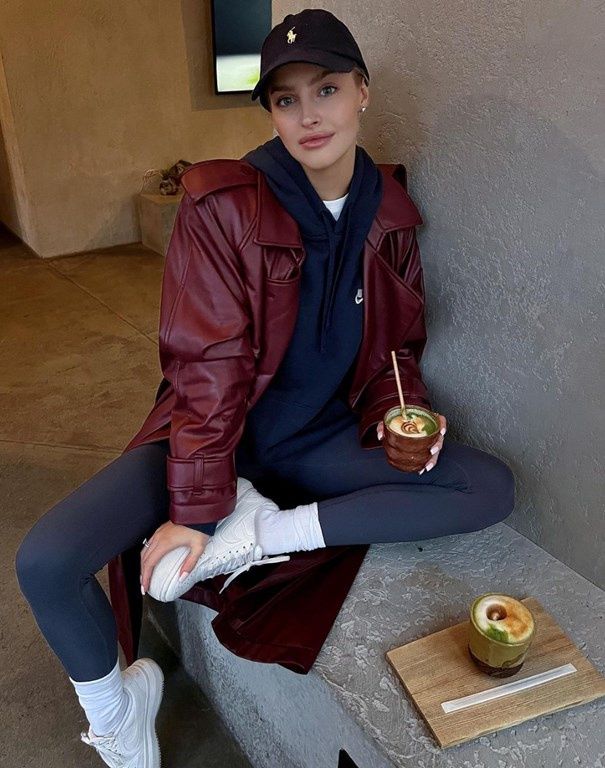 Karolina Pisarek w modnym płaszczu