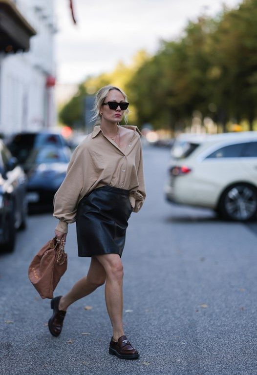 skórzana spódnica midi w stylizacji do pracy na jesień 2022
