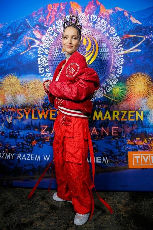 Marina Łuczenko w modnych spodniach na wiosnę 2023.