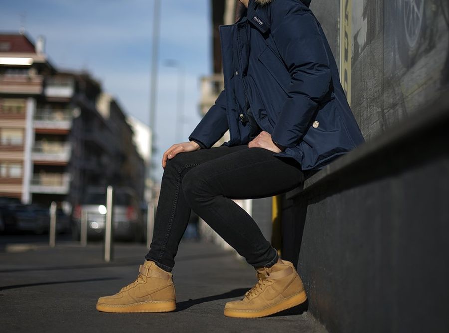 brązowe buty nike air force one w męskiej stylizacji