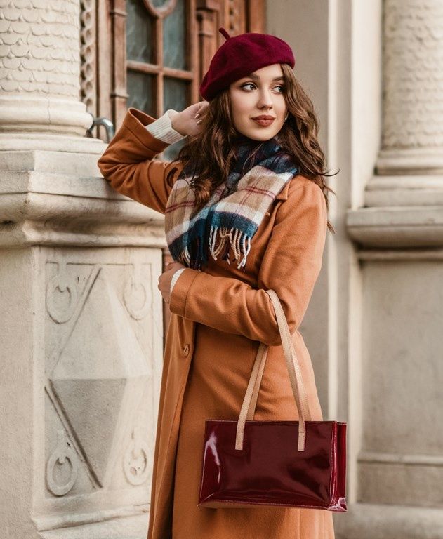 camelowy płaszcz damski w stylizacji