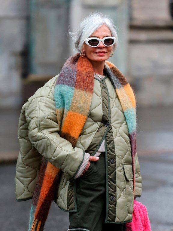 szalik w kratkę w stylizacji 50+