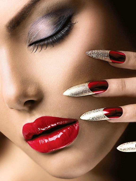 sylwestrowy manicure brokatowe paznokcie zlota folia ozdoby