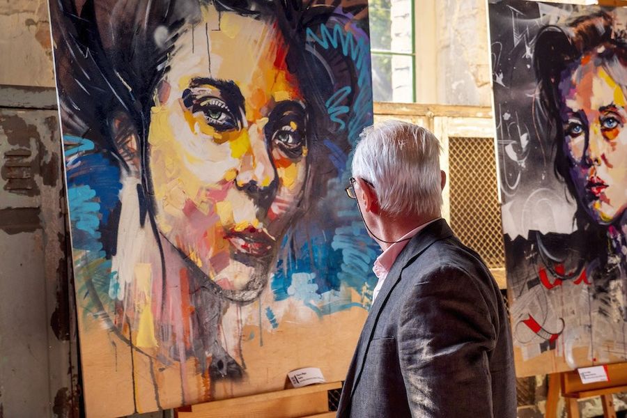 <p>Lato oficjalnie pożegnaliśmy w artystycznej atmosferze – sztuka podczas Jazz Art Fashion Festivalu wybrzmiewała i przenikała się na wielu poziomach – poprzez koncerty dużego formatu, liczne wernisaże i wystawy, które sprawiły, że Walcownia zyskała niesamowity klimat oraz spektakularny pokaz Ewy Minge „From Fashion to Art”. </p>