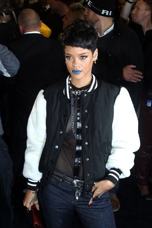 rihanna z niebieskimi ustami