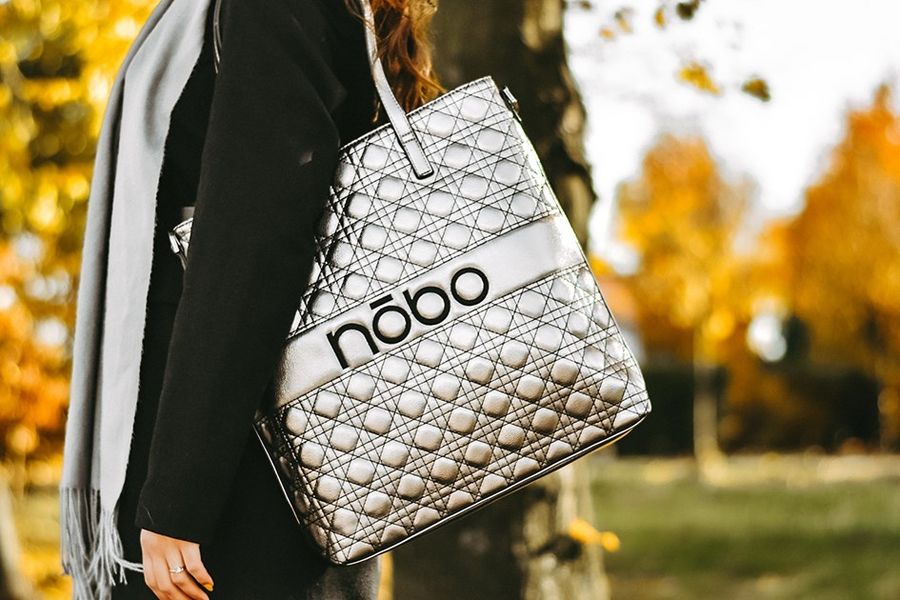 <p><strong>Shopper bag to jedna z najbardziej uniwersalnych i stylowych toreb, jakie możesz mieć w swojej szafie. Czy nadaje się tylko na zakupy? Absolutnie nie, do czego przekonuje blogerka </strong><strong>Sandra Wieczorek-Karczmarz, którą poprosiliśmy o podzielenie się z nami swoimi pomysłami na stylówkę z shopperką w roli głównej. </strong></p>
