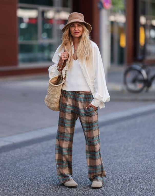 Birkenstocki w stylizacji ze spodniami od piżamy