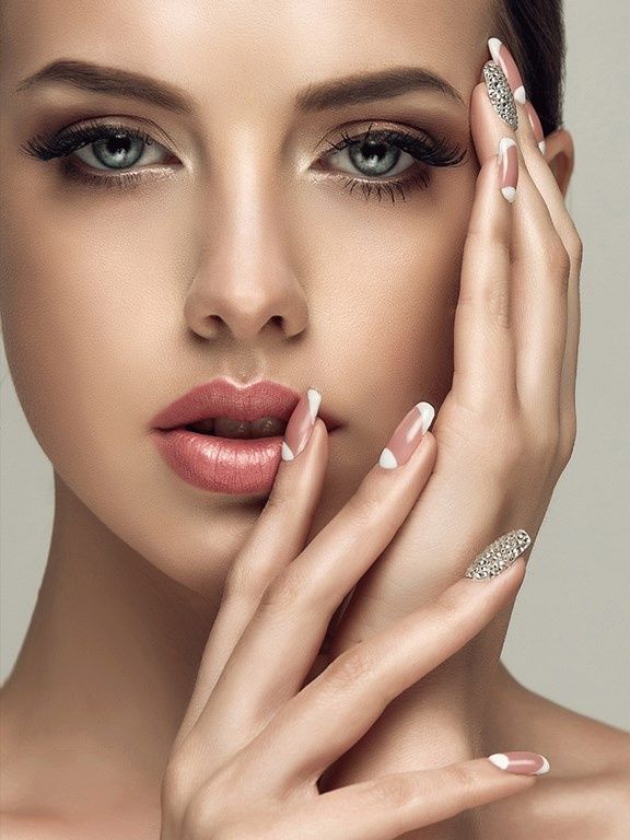 manicure sylwestrowy modne paznokcie na sylwestra brokat cekiny ozdoby