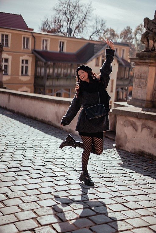<p><strong>Buty w tym samym kolorze, co torebka, a może ten patent na look już dawno jest niemodny? O opinię na ten temat poprosiliśmy Aleksandrę Siekierkę, która na co dzień prowadzi inspirujący nie tylko modowo profil na Instagramie @durancealexa. Sprawdź, co nam powiedziała!</strong></p>