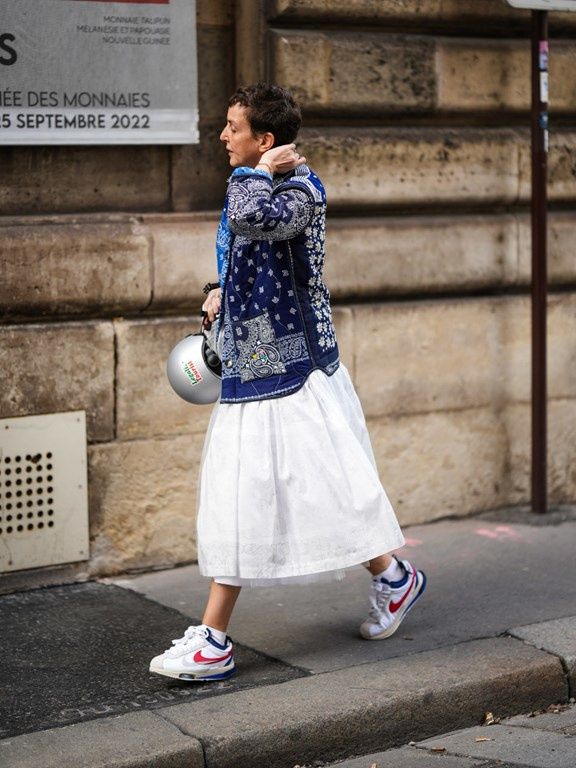 Buty Nike w stylizacji z sukienką to idealny wybór na wiosnę 2023
