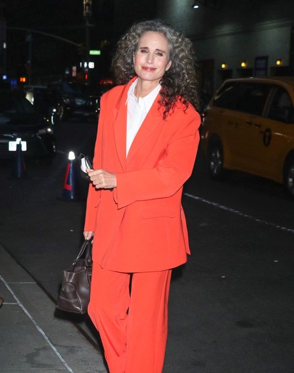 Andie MacDowell w pomarańczowym garniturze