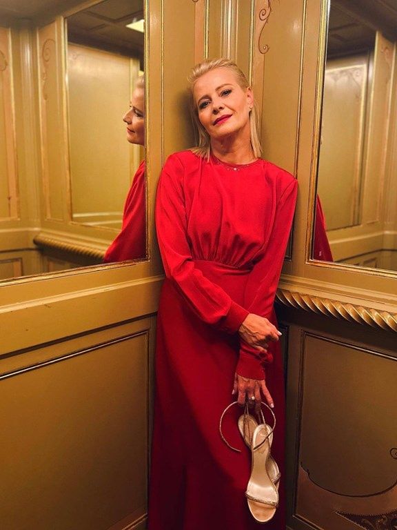Małgorzata Kożuchowska wybrała czerwoną sukienkę midi