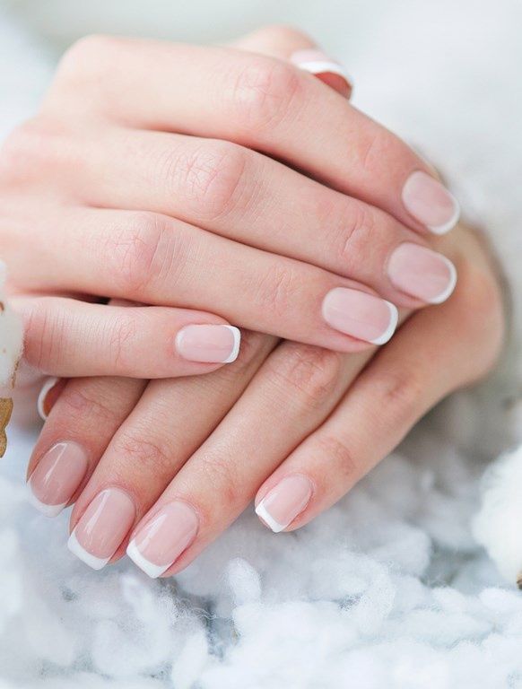 <p><strong>Masz dość jednolitego manicure’u i chcesz w końcu zaszaleć ze swoją stylistką? Świetnie się składa, bo wzorki na paznokcie są mega modnym trendem na lato 2022! Minimalistyczne zdobienia, abstrakcyjne szlaczki i szalone stylizacje, jak z serialu „Euforia” – to tylko część tego, co czeka nas w nadchodzących miesiącach. Zobacz najmodniejsze wzorki na paznokcie 2022, zainspiruj się i bądź na czasie!</strong></p>