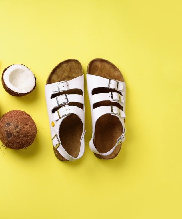 białe klapki typu birkenstock