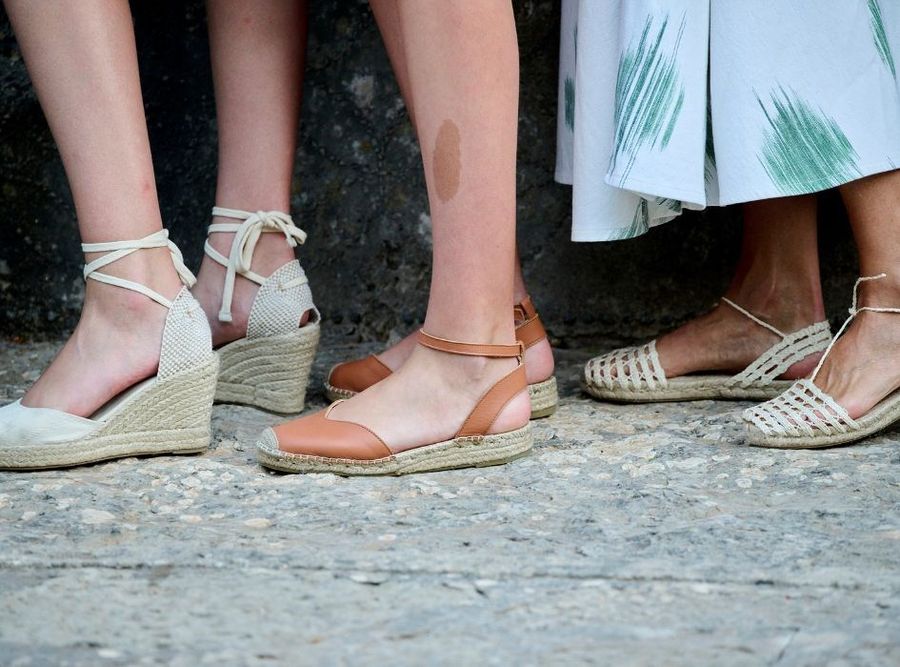 Płaskie espadryle damskie.