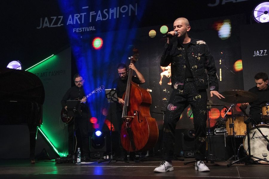 <p>Lato oficjalnie pożegnaliśmy w artystycznej atmosferze – sztuka podczas Jazz Art Fashion Festivalu wybrzmiewała i przenikała się na wielu poziomach – poprzez koncerty dużego formatu, liczne wernisaże i wystawy, które sprawiły, że Walcownia zyskała niesamowity klimat oraz spektakularny pokaz Ewy Minge „From Fashion to Art”. </p>