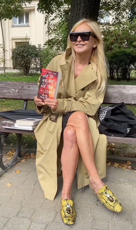 Monika Olejnik w butach z kwadratowym noskiem