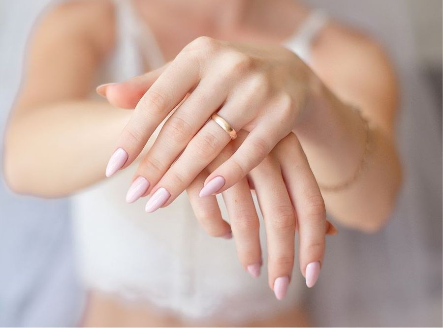 Manicure ślubny klasycznymi lakierami.