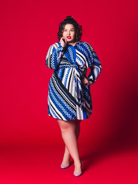 sukienka wyszczuplajaca rozkloszowana wzorzysta krotka wiosna 2022 plus size