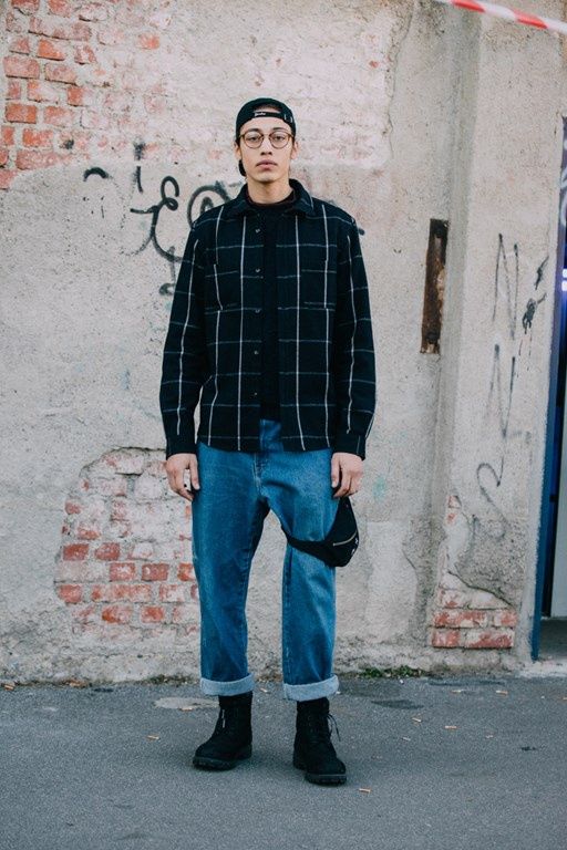 sportowa stylizacja z koszulą i jeansami