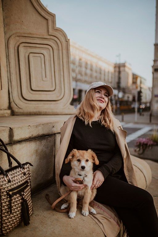 <p><strong>Na pewno tak jak my podziwiasz modne torebki, które uzupełniają stylizacje influencerek z Instagrama czy popularnych blogów. Czy zastanawiałaś się kiedyś nad tym, co taka torebka blogerki może w sobie pomieścić? Postanowiliśmy zapytać o to wprost u źródła. Co w swojej shopperce i imprezowej kopertówce nosi Anna Mirończuk z Instagrama @</strong><strong>haaapyeverafter?</strong><strong> </strong></p>