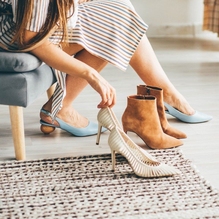 Kobieta w sukience wybierająca buty
