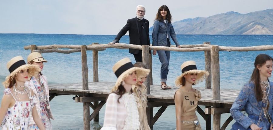 <p>Od projektowania niezapomnianych kolekcji Fendi, Chanel i Valentino po tworzenie etykiet Coca-Coli. Karl Lagerfeld na zawsze zmienił oblicze współczesnej mody. Cechowały go pogarda dla nostalgii, nonkonformizm i niezależność. Lagerfeld na przestrzeni siedmiu dekad do samego końca kreował przepełnioną sztuką modę, która nie uznaje kompromisów.</p><p> </p>