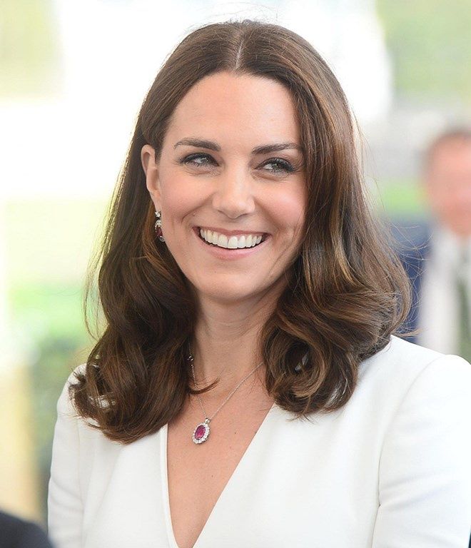 kate middleton w białej marynarce