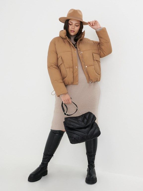 beżowa stylizacja plus size na zimę 2021/2022 z dzianinową sukienką