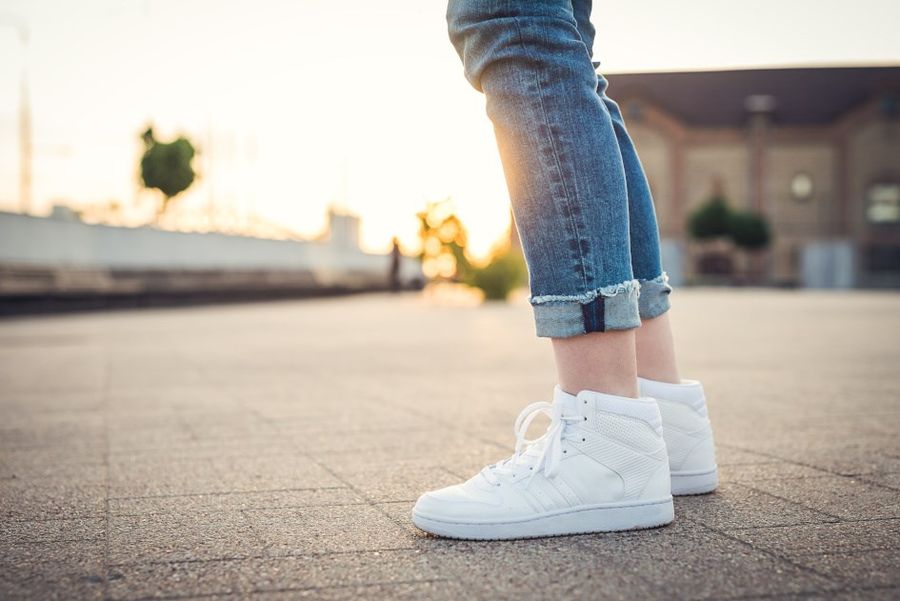 białe sneakersy damskie na jesień 2021