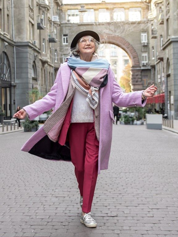 moda 50 plus na wiosnę: stylizacja w różowych odcieniach