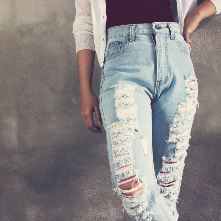 Kobieta w dziurawych jeansach
