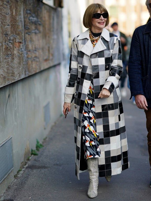 płaszcz do sukienki midi w stylizacji Anny Wintour