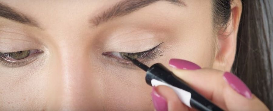 malowanie kreski eye-linerem