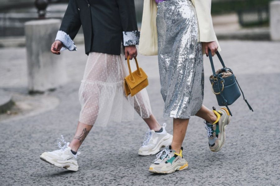 <p><strong>Szturmem podbiły wybiegi topowych projektantów i serca fashionistek. Nic dziwnego: po erze niebotycznie wysokich szpilek i koturn, sneakersy były prawdziwym wybawieniem. Jakie modele pokochamy tej wiosny? Sprawdzamy modne buty sportowe 2021 i podpowiadamy, jak je nosić!</strong></p>
