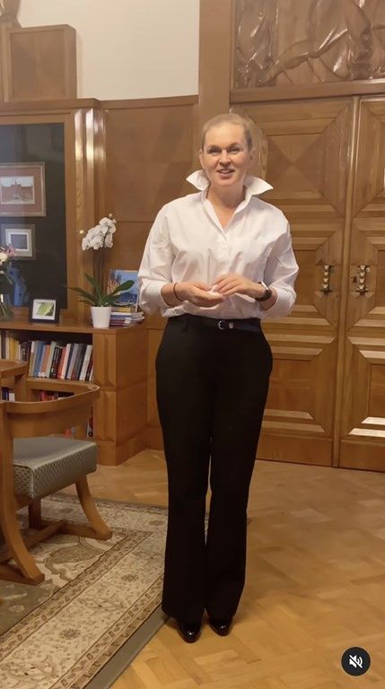Barbara Nowacka w białej koszuli z podniesionym kołnierzykiem