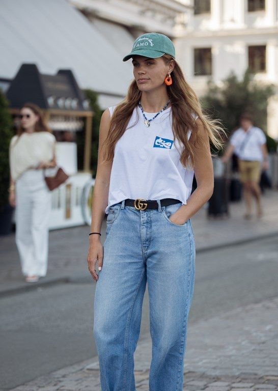 Mom jeans dobrze współgrają z dodatkami w sportowym stylu.